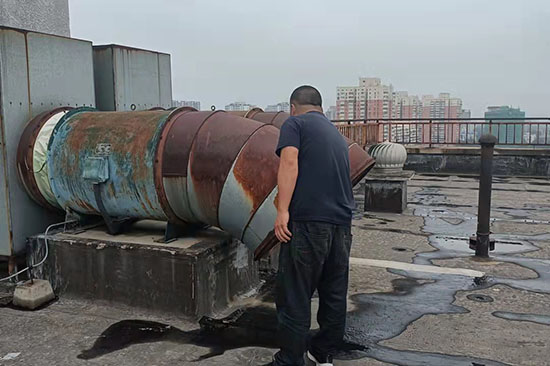 消防施工在豎井里面安裝排煙風(fēng)管是否需要做防火包裹？